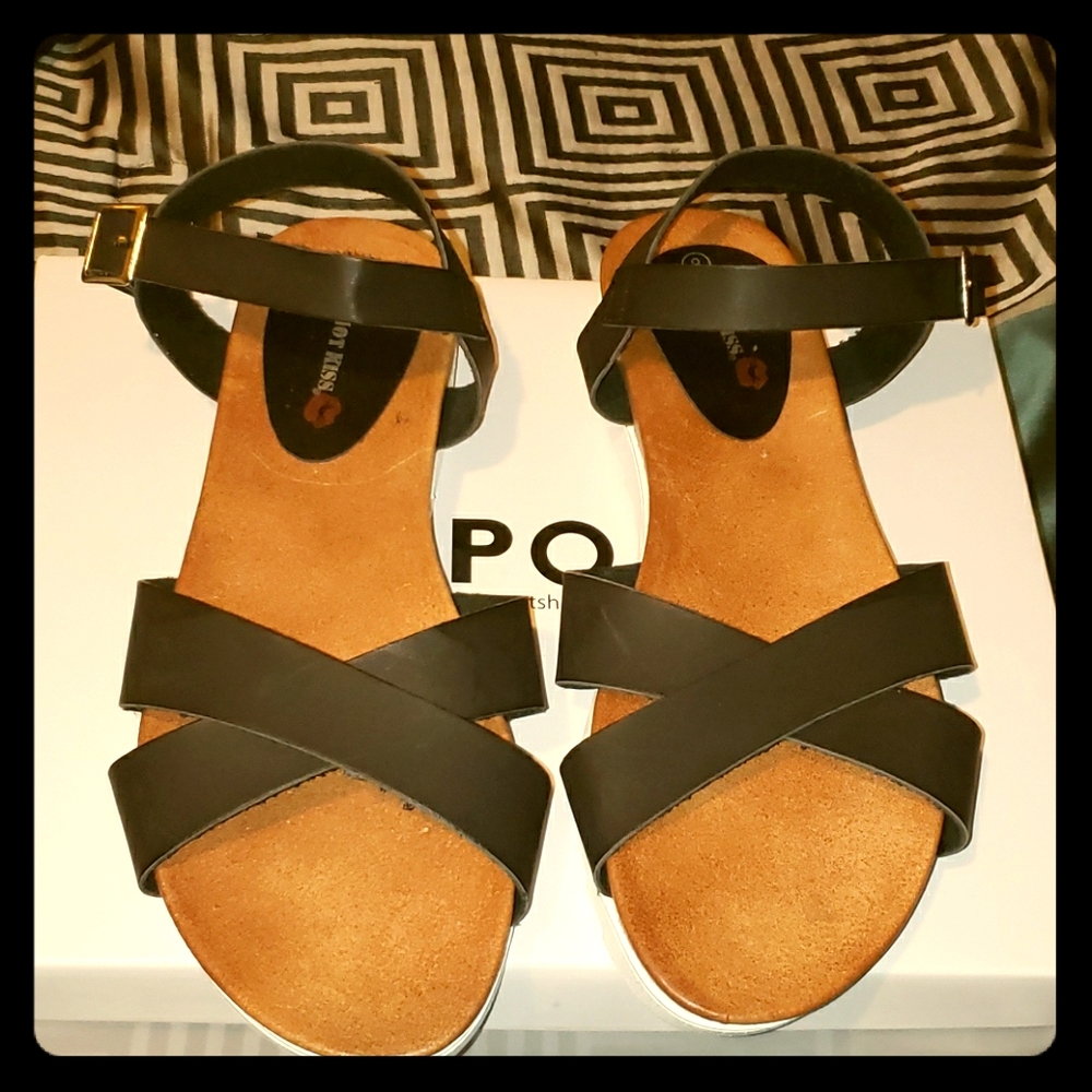 Hot kiss sandals